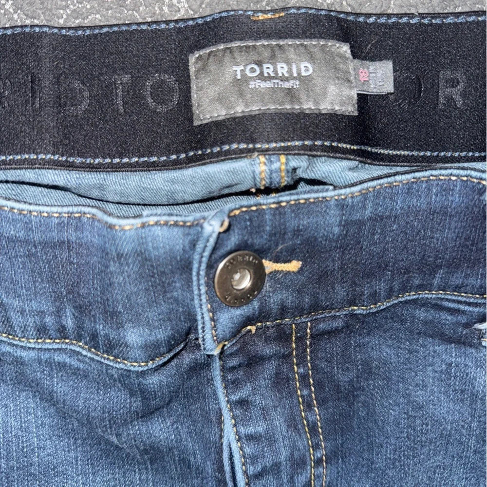 TORRID Mid Rise- Comfort Waistband- Denim Shorts, 4” Inseam, Plus Size 18​​ - Picture 2 of 8